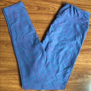 EUC Lularoe OS leggings. No flaws noted.